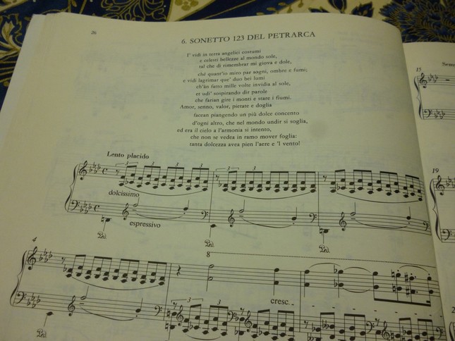 ペトラルカのソネット第123番は、楽譜冒頭に、リストの演奏者への指示が『大変ゆっくりしたテンポで静謐に』『この上なく甘く』左手には『表情豊かに』と、細かく書き込まれている
