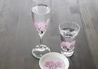 お花見シーズンなのに新型コロナで「自粛」　ならば自宅で！「杯」に飲み物注ぐと桜満開