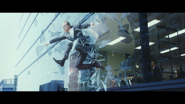 ガラスを突き破る宇宙人ジョーンズ