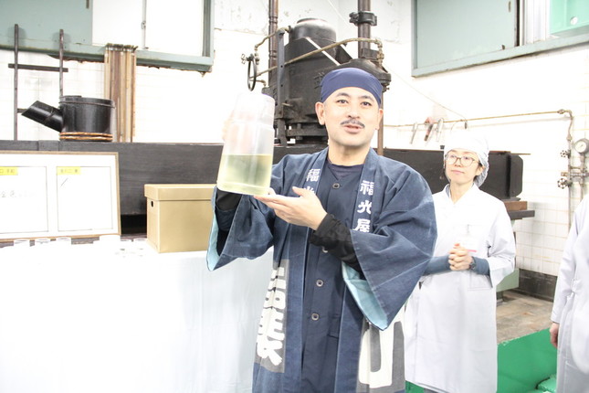 杜氏が持っているのが搾りたての日本酒。無濾過の純米生原酒は青冴えした淡黄色を帯びている