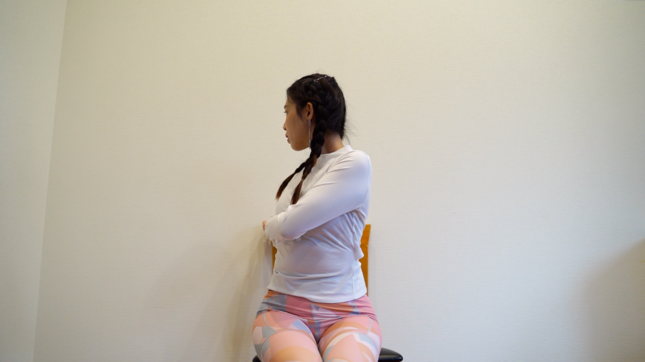 おなかを刺激して、腸の動きを活性する「おなかひねりストレッチ」