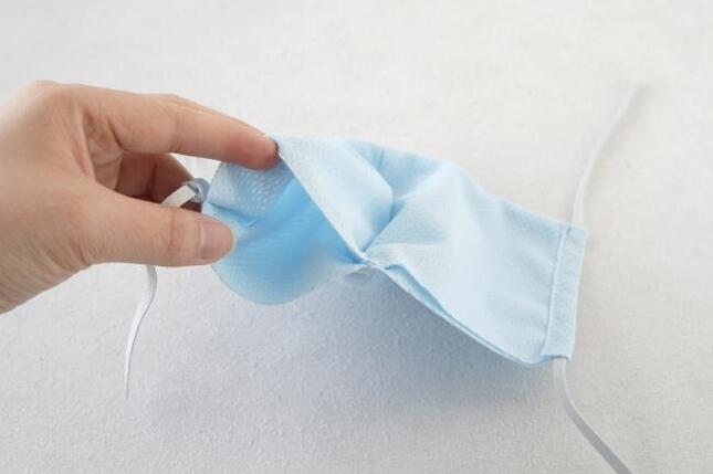 不織布などが挟めるポケット付き