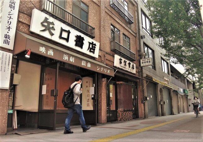 大型連休中もひっそりしていた神田の古書店街＝冨永写す