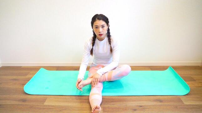 足首が固いと骨盤の動きが悪くなったり、歪みの原因になったりするため、回して柔軟に