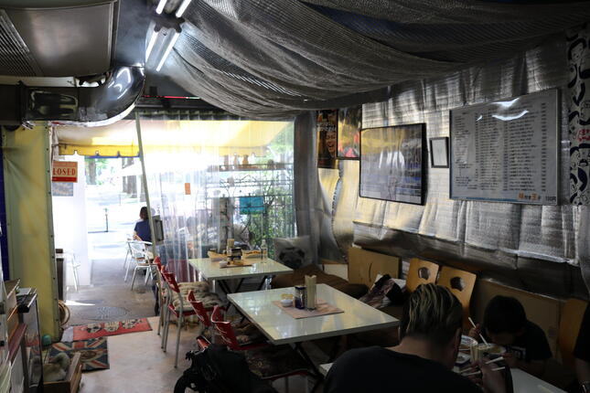 平日の店内。ランチタイムでも客は少ない（2020年５月27日）。