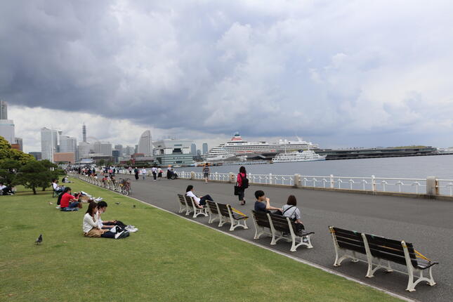 休日の山下公園。人は増えたが、平時と比べるとかなり少ない（2020年5月31日）。