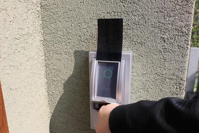 「血流認証式電気錠」。最大で指20本分の血流パターンを登録できるという