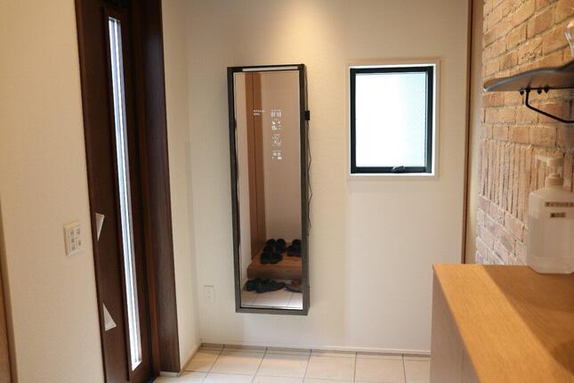 モーションセンサーで現在の健康状態などを表示する「IoTミラー」