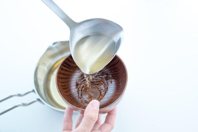 家庭に一本あればみんなで使える「一菱金属 すくいやすく注ぎやすいレードル（左右兼用）」（画像2）