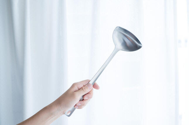 イチョウの葉のような形で、左右どちらからも「すくえて注げる」