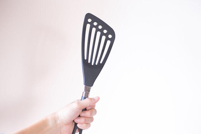 フライパンのふちにフィットする斜めカットのフライ返し「サンクラフト愛妻専科バタービーター・左手用（左利き用）」