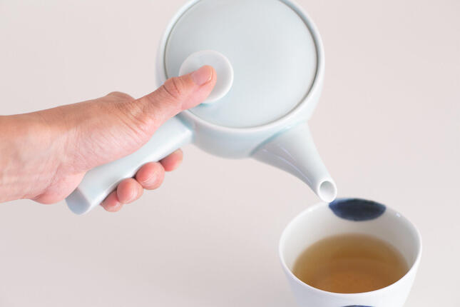 片手で注げる「白山陶器『茶和』急須・左手用（左利き用）」