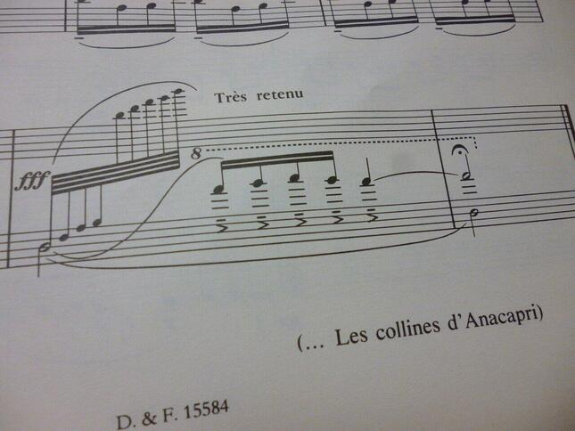 題名で先入観を持ってほしくないと考えていたドビュッシーは『アナカプリの丘』と楽譜の末尾に小さく記している