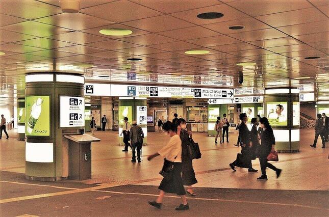 都会の暮らしは不安に満ちているが…新宿駅西口で、冨永写す