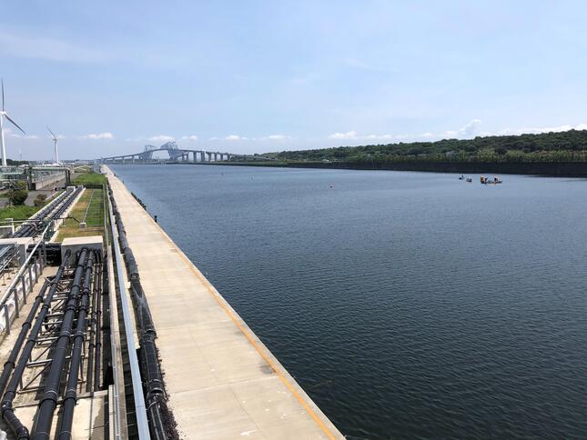 「海の森大橋」上から見た競技場は、日差しを遮るものが見当たらない（以下、2020年8月19日・記者撮影）