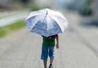 小学生に日傘、学校は「手がふさがる」と禁止　では「かぶる傘」は...母たちの本音
