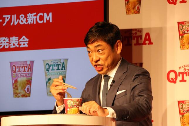 香川照之 半沢直樹 の顔芸をリアルでも カメラ目線崩さずカップ麺すする J Cast トレンド 全文表示