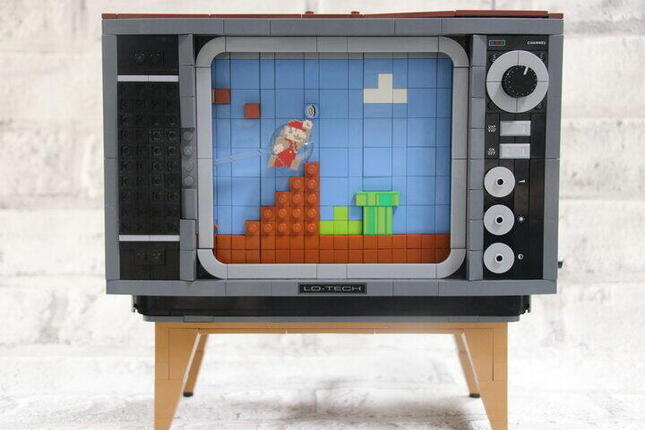 80年代のテレビとともにマリオの世界をレゴで再現できる