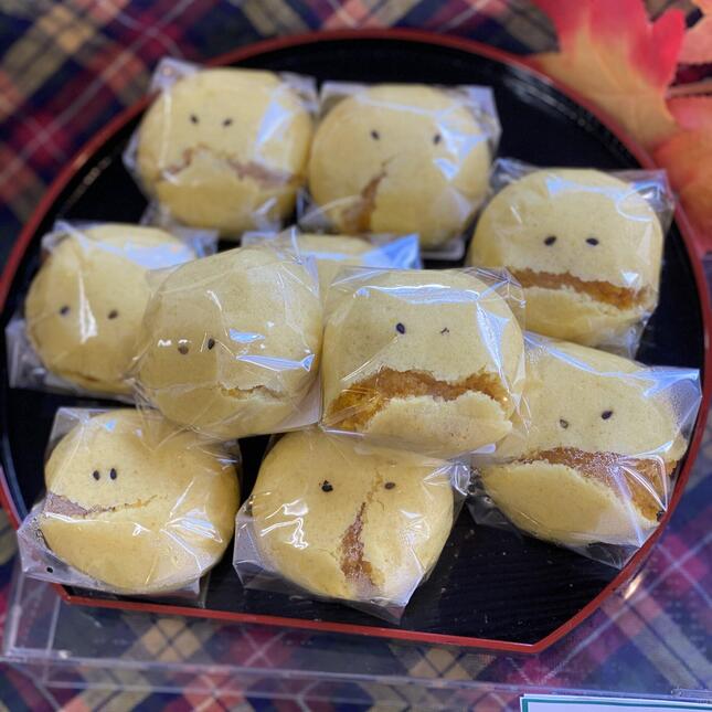 柔軟な発想が生んだハロウィーン仕様の「かぼちゃまんじゅう」（画像は菓子処六味庵の提供）