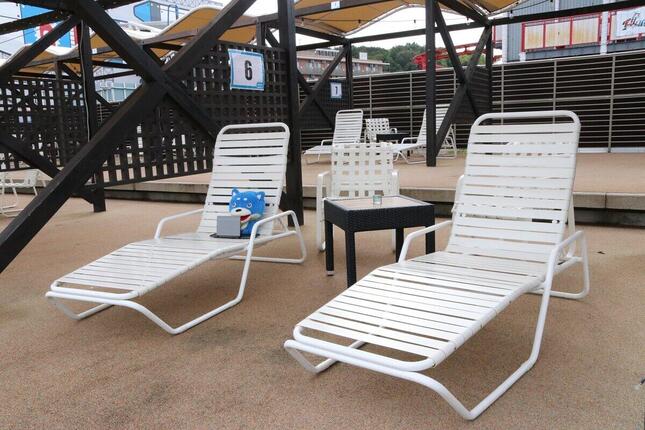 電源やWi-Fi環境を完備したプールサイドの特設スペース