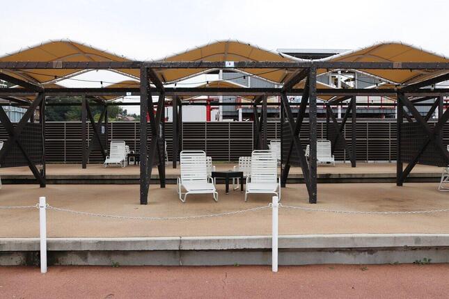 隣のブースとは間隔を取っている