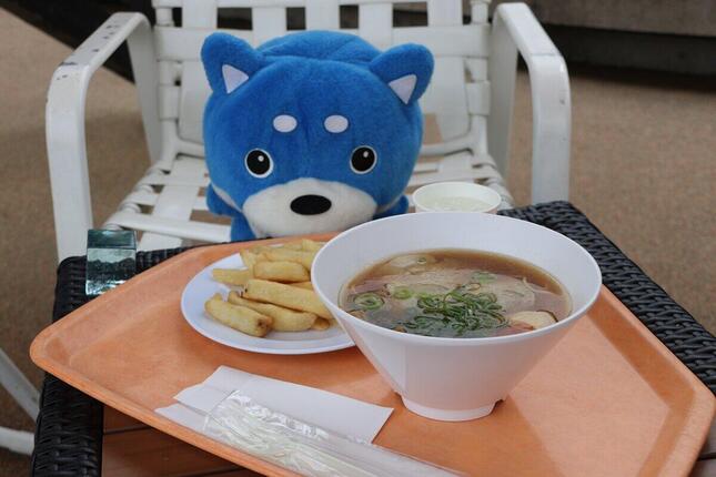 食事は近くにあるレストランで済ませることも、テイクアウトしてブースで食べることも可能