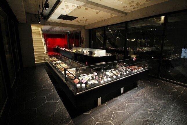 チョコレート、マカロン、ケーキなどを販売しているブティック（1階）