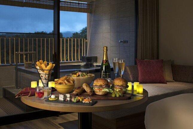 シェアスタイルのディナーとスパークリングワイン