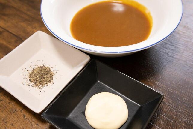 カレーを温め、マヨネーズとこしょうと混ぜるだけで激ウマディップに