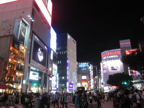 新宿東口の街並み