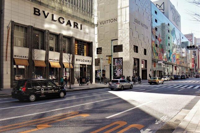人も車もまばらな平日の銀座。外出自粛の折、欲の捨て場に困る人も多い