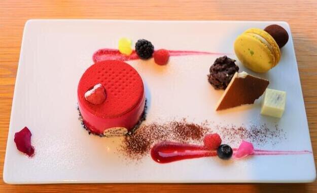 「ブボ・バルセロナ」の豪華ケーキプレート