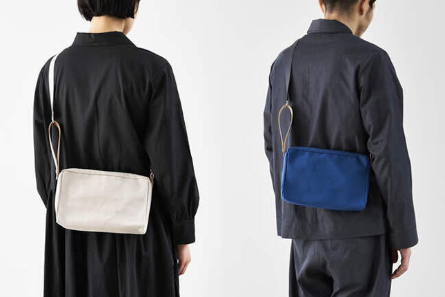 帆布のぬくもりを大切にしながら都会的に仕上げたショルダーポーチ