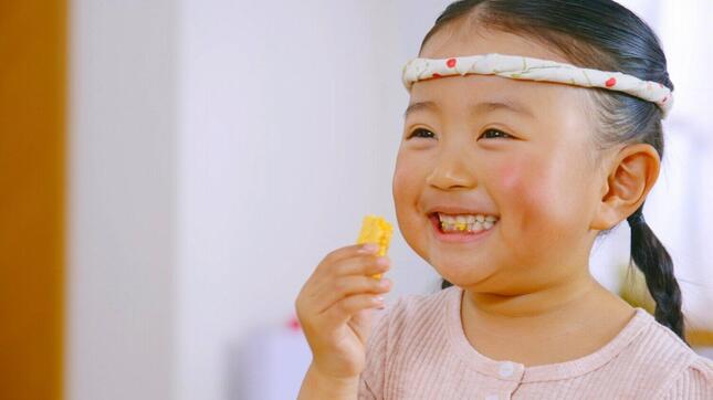 あすなさんが、たまごをつまみ食いするお茶目なワンシーンも