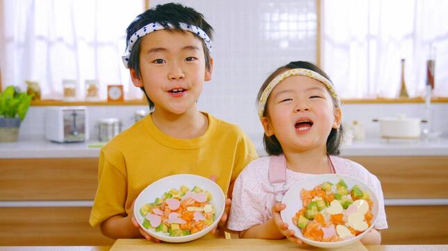 「サーモンとチーズのすし丼」作りに挑戦した、よしきさん、ゆうなさん