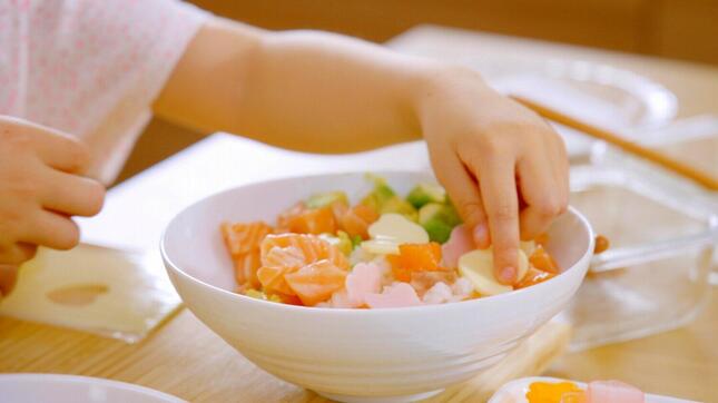 兄妹が楽しく、工夫を凝らして作ったすし丼