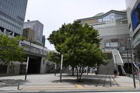 画像はJR新宿駅東南口 人出が消える日は再びくるのか