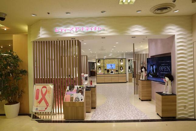 サロンコンセプトは、「大人の髪をドラマティックにアップグレードする新空間」