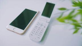 ガラケーとサヨナラする日は近いのか（写真はイメージ）