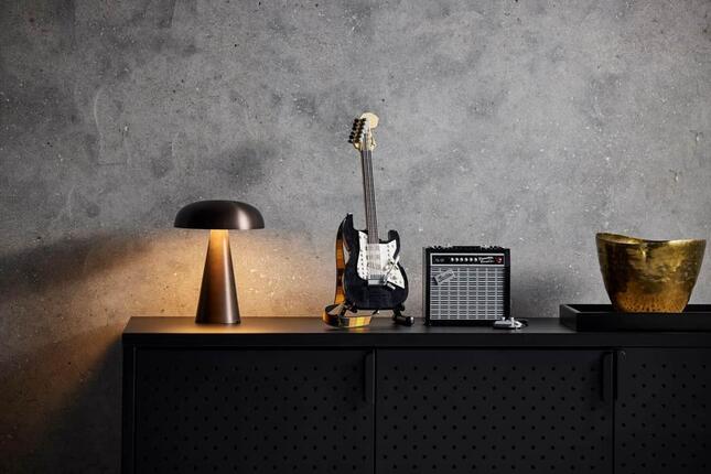 レゴブロックで再現「ストラトキャスター」と「ハテナブロック」