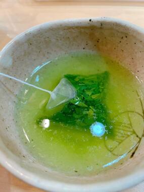 緑茶の表面に浮いている「毛茸」（提供：おちゃいち山陽堂）