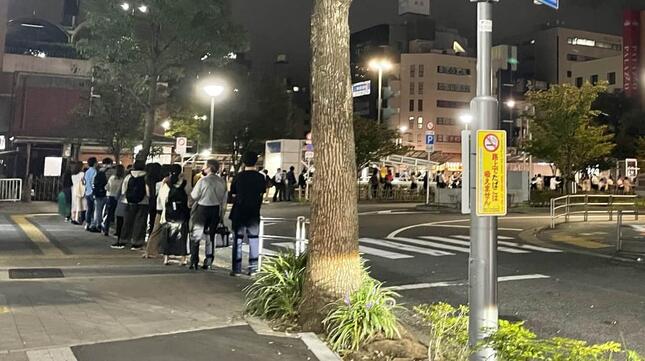 葛西駅前のタクシー乗り場に並ぶ人たち　深夜0時48分撮影
