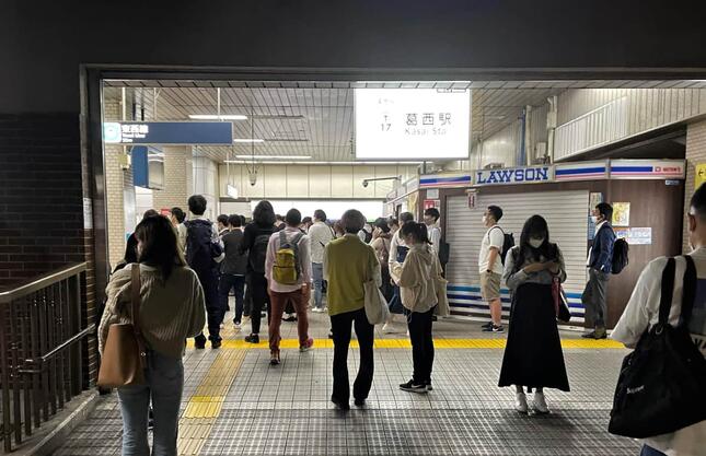 運転再開が放送され、改札に向かう人たち　同時刻撮影