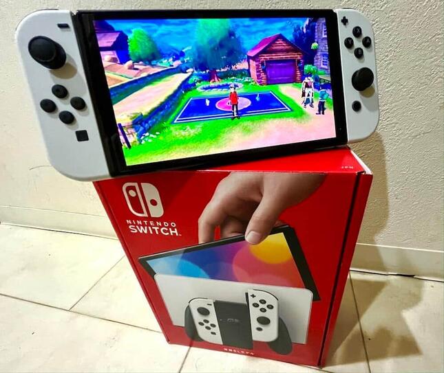 10月8日に発売された「ニンテンドースイッチ（有機ELモデル）」 