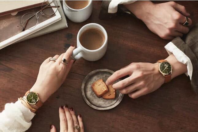 「HENRY LONDON(ヘンリーロンドン)」の、使い捨て電池が要らない腕時計