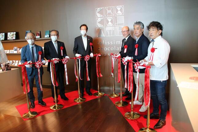 開館式では神戸市長（写真左から3人目）や、ショコラティエの小山進氏（写真右端）が参加するテープカットが行われた