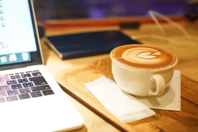 スターバックス＝MacBookの印象がありましたが…（画像はイメージ）