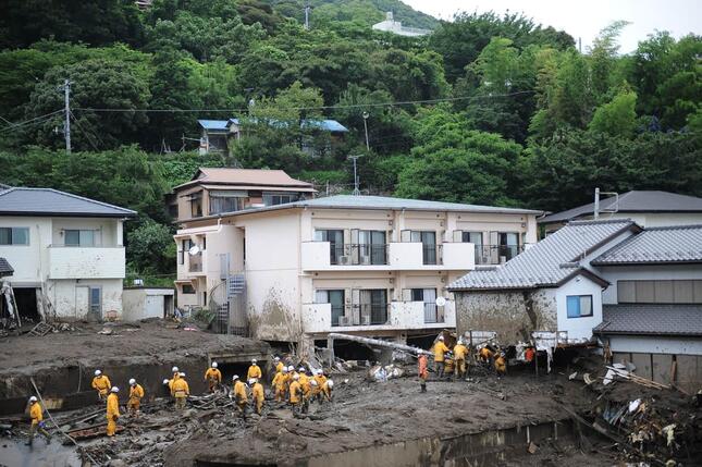 今年7月に熱海で大規模な土石流が発生し、多くの人家が被害を受けた（写真：Abaca/アフロ）