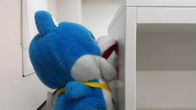 壁にぶつかるカス丸