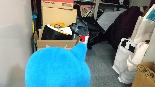 倉庫にたたずむカス丸